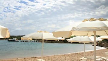 Beach nearby, white sand, sun-loungers, beach bar