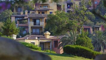 Zona residencial con varios edificios, algunos con balcones y tejados de tejas.