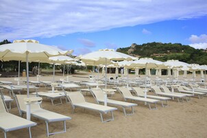 靠近海滩、白沙、沙滩椅、间海滩酒吧
