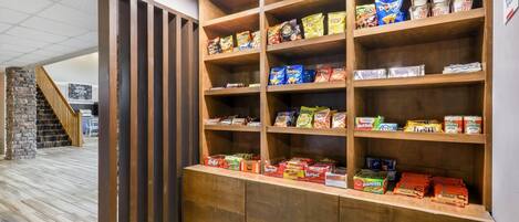 Una exposición de aperitivos con diversas opciones envasadas.