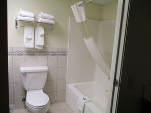 Chambre, 2 grands lits, non-fumeurs | Salle de bain | Ensemble douche/baignoire, articles de toilette gratuits, sèche-cheveux