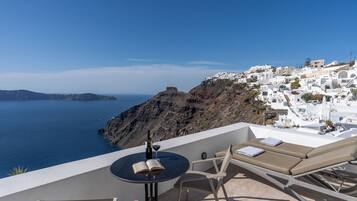 Executive Suite | Minibar, in-room safe, soundproofing, free WiFi