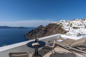 Executive Suite | Minibar, in-room safe, soundproofing, free WiFi - Cliff Side Suites (Santorini)