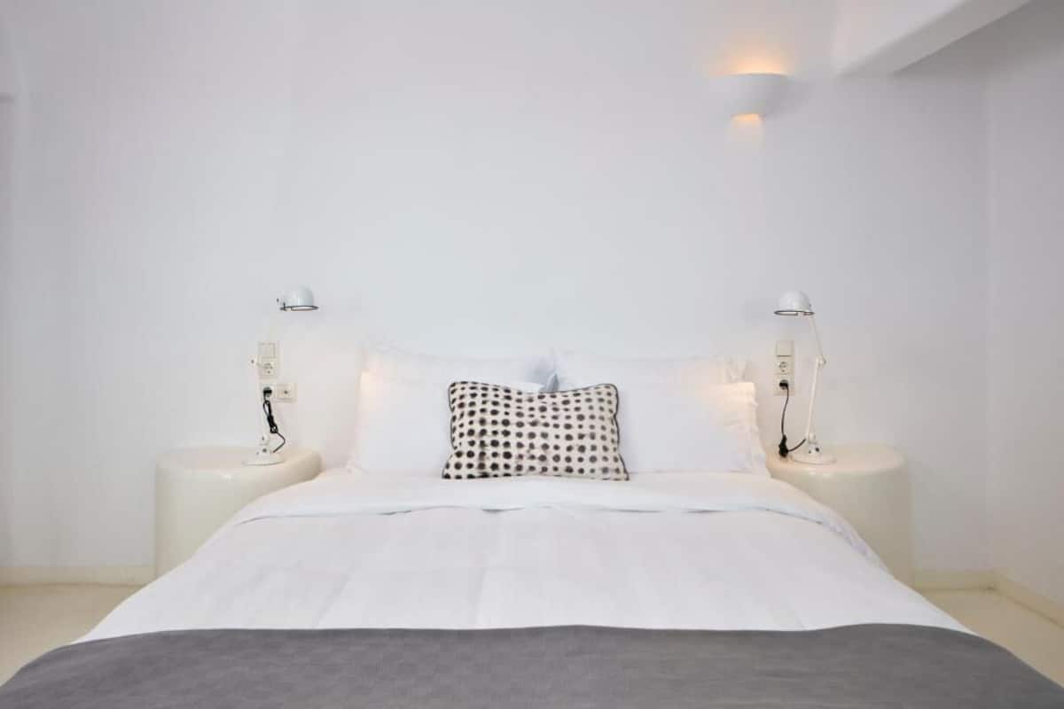 Minibar, in-room safe, soundproofing, WiFi (free)