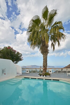 Outdoor pool, pool loungers