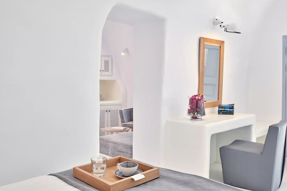 Deluxe Room, Sea View | Minibar, in-room safe, soundproofing, WiFi (free)