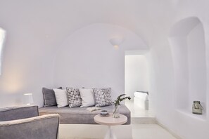 Minibar, in-room safe, soundproofing, free WiFi - Cliff Side Suites (Santorini)