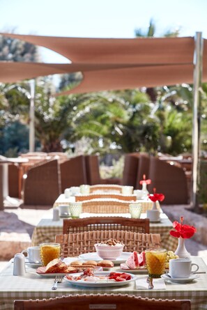 Free buffet breakfast  - Santo Miramare Resort (Santorini)