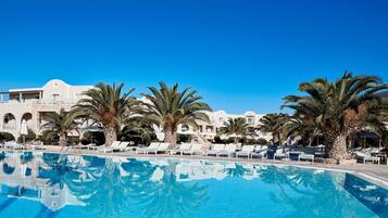 2 outdoor pools, pool umbrellas