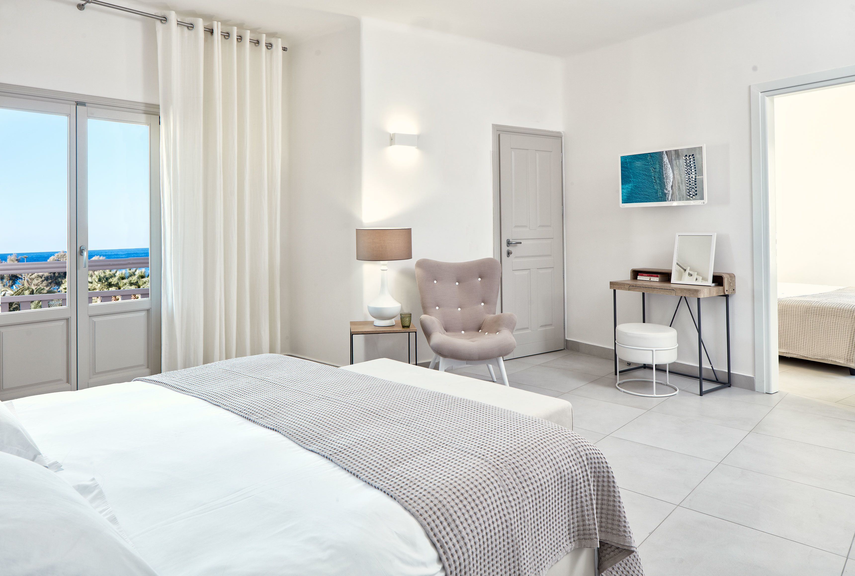 family room | in-room safe, free wifi, bed sheets