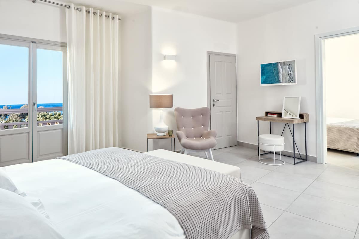 family room | in-room safe, free wifi, bed sheets