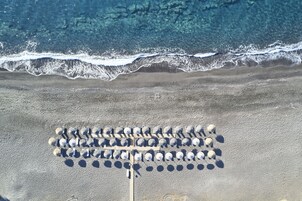 Ubicación a pie de playa, tumbonas, sombrillas y toallas de playa