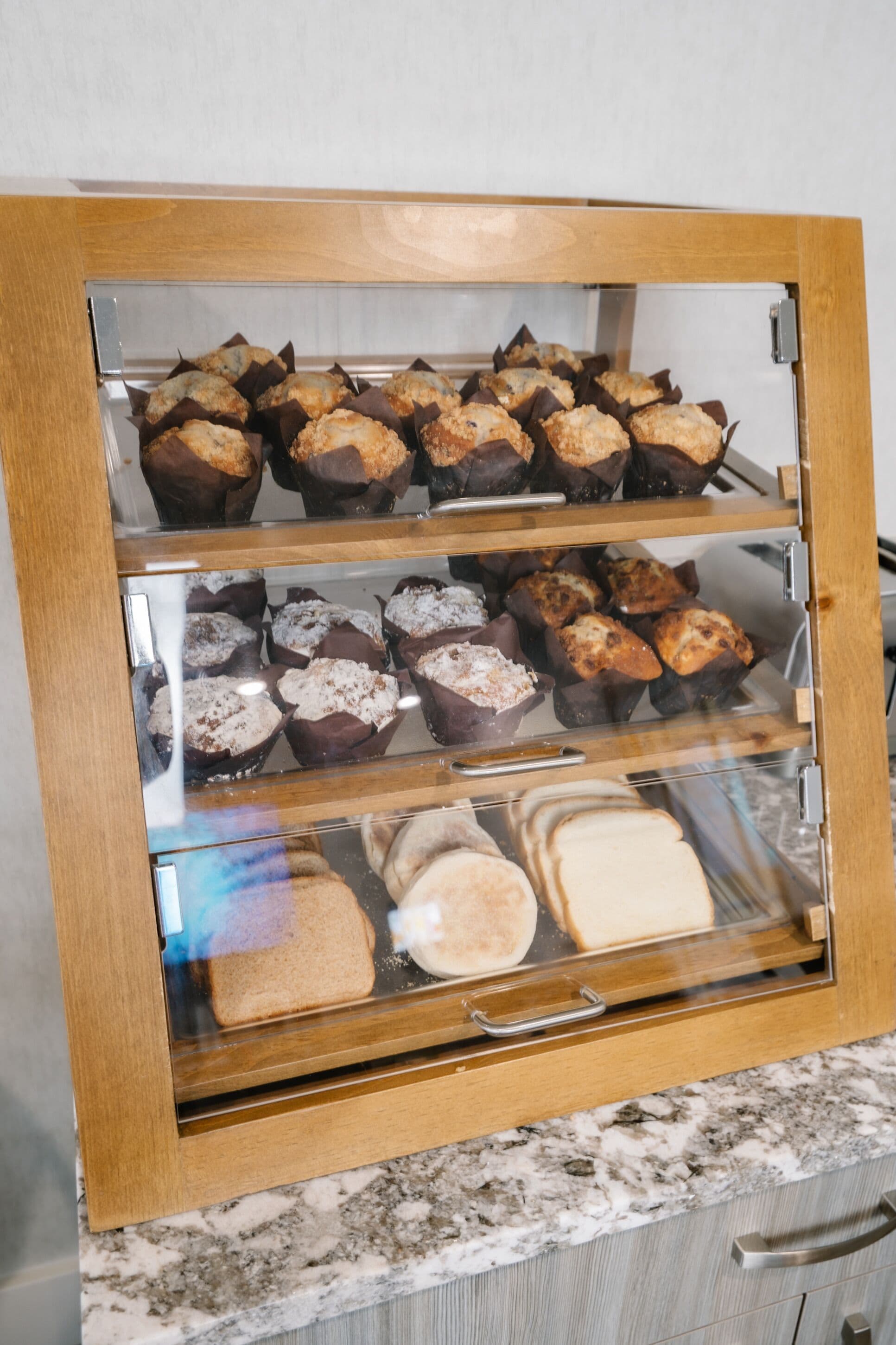 Un expositor de panadería con diversas opciones de productos horneados.