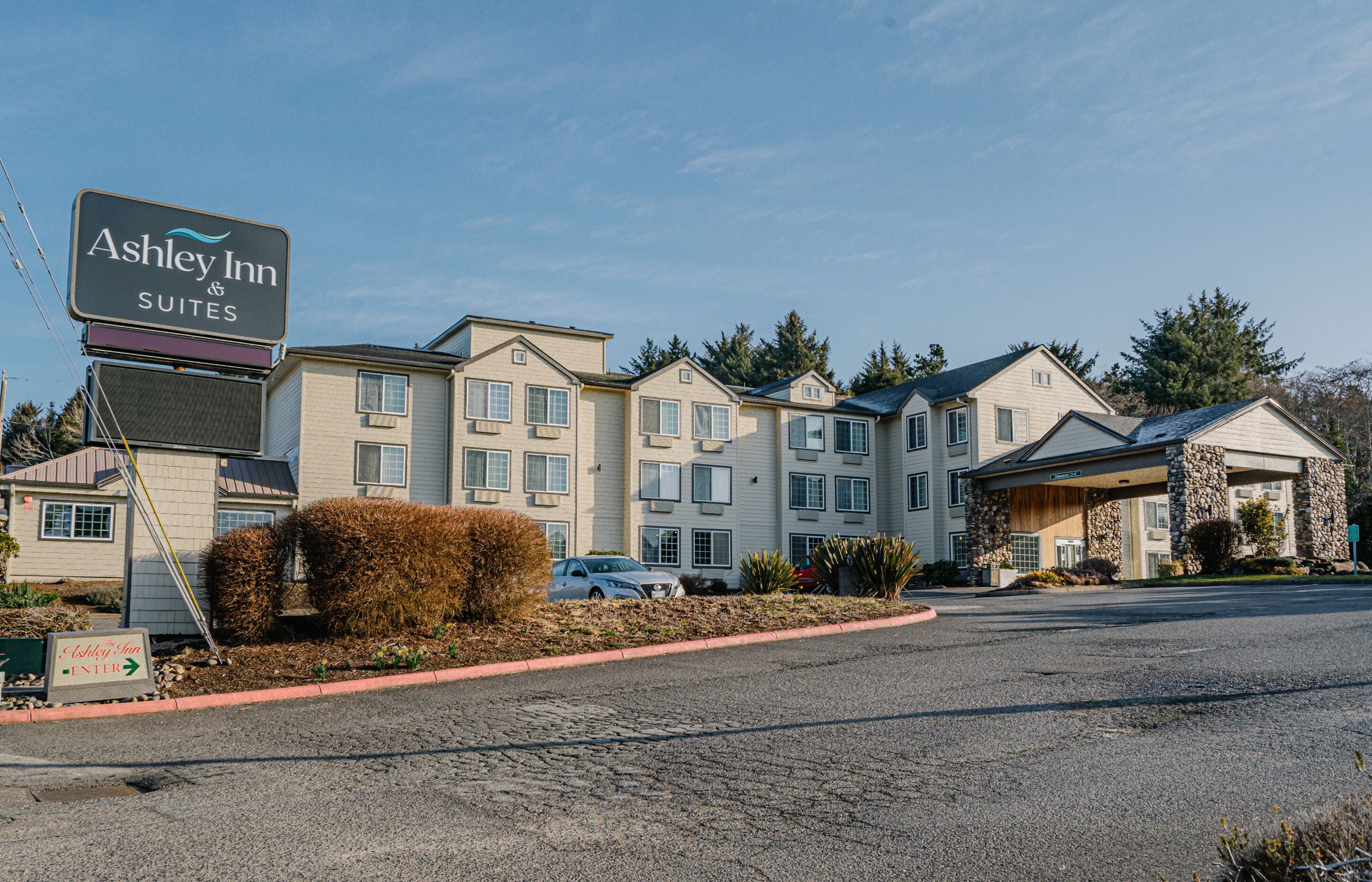 Un hotel con diversi edifici, una segnaletica che indica Ashley Inn e un'area di parcheggio.