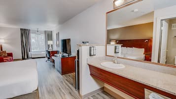 Habitación estándar, 1 cama de matrimonio grande (Not Pet Friendly) | Escritorio, cortinas opacas, tabla de planchar con plancha y wifi gratis