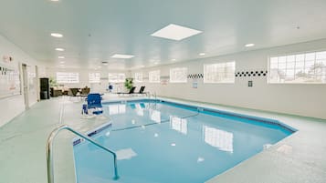 Piscina coperta, con ingresso dalle 08:00 alle 22:00, lettini