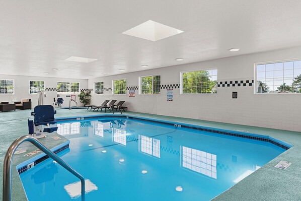 Indoor pool, open 8:00 AM to 10:00 PM, sun loungers - The Ashley Inn & Suites (Lincoln City)