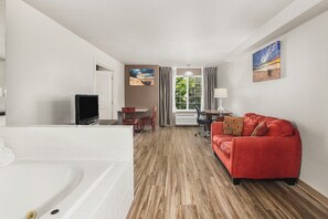 Private spa tub - The Ashley Inn & Suites (Lincoln City)