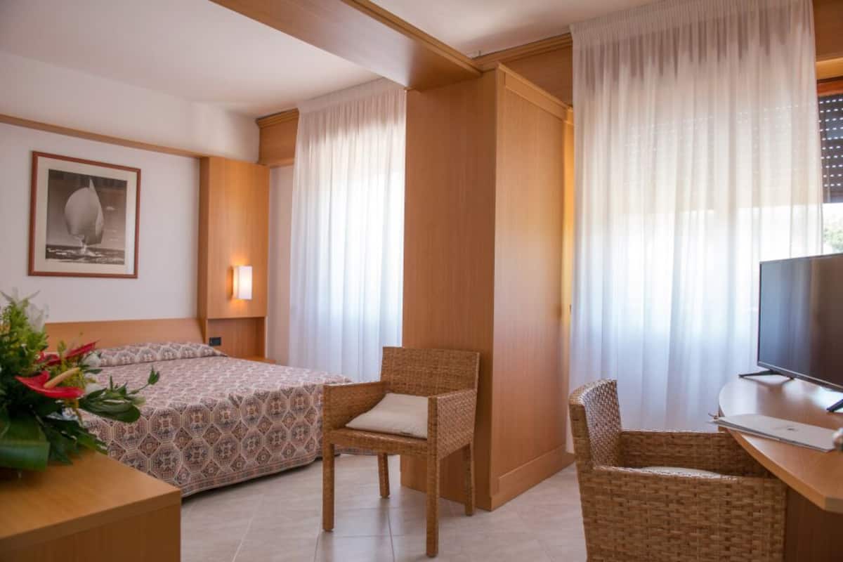 Minibar, coffres-forts dans les chambres, bureau, rideaux occultants