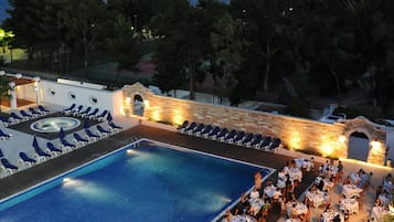 2 outdoor pools, pool loungers