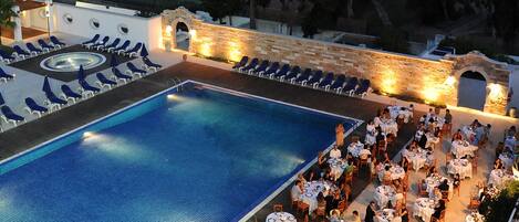 2 piscine all'aperto, lettini