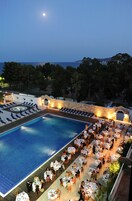 2 outdoor pools, sun loungers