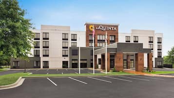 La Quinta hotel features a central entrance and spacious parking.