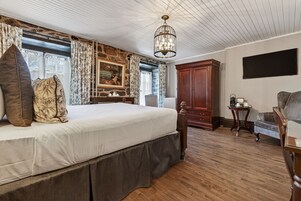 Classic Clos St-Louis - 3rd floor, no elevator | Premium bedding, pillowtop beds, in-room safe, desk