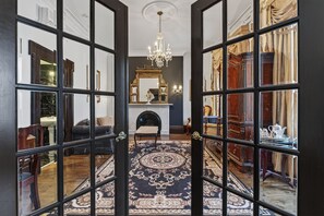 Exclusive-suite (2nd floor, no elevator) | Premium-sengetøj, senge med topmadrasser, pengeskab på værelset