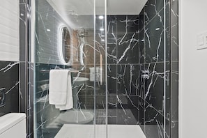 Classic Clos St-Louis - 3rd floor, no elevator | Bathroom