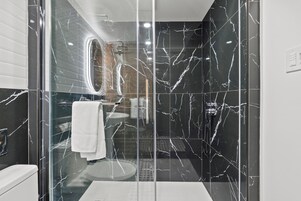 Habitación estándar, 1 habitación | Baño | Artículos de higiene personal de diseño, secador de pelo y albornoces
