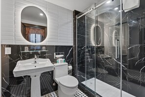 Designer toiletries, hair dryer, bathrobes, towels - Hôtel Le Clos Saint-Louis - Par Aneyro (Québec City)
