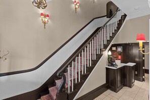 Staircase - Hôtel Le Clos Saint-Louis - Par Aneyro (Québec City)