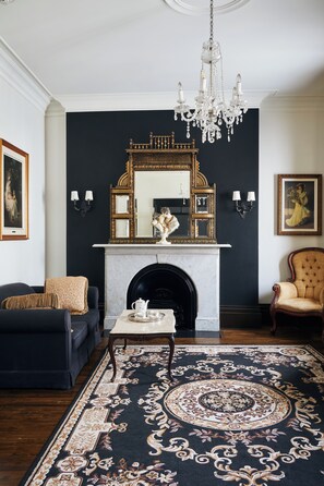 Exclusive Suite - 2nd floor, no elevator | Bathroom | Designer toiletries, hair dryer, bathrobes, towels - Hôtel Le Clos Saint-Louis - Par Aneyro (Québec City)