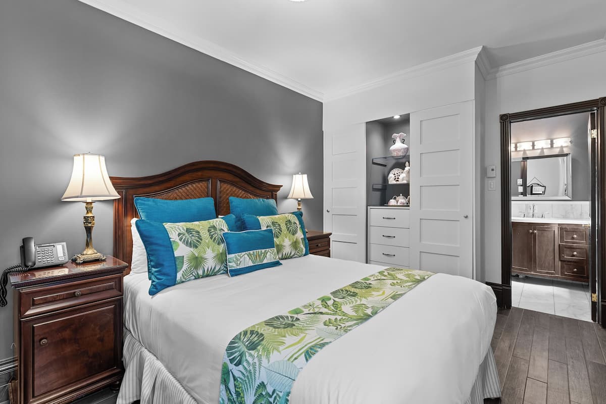Clos St-Louis Suite | Premium bedding, pillow-top beds, in-room safe, individually decorated