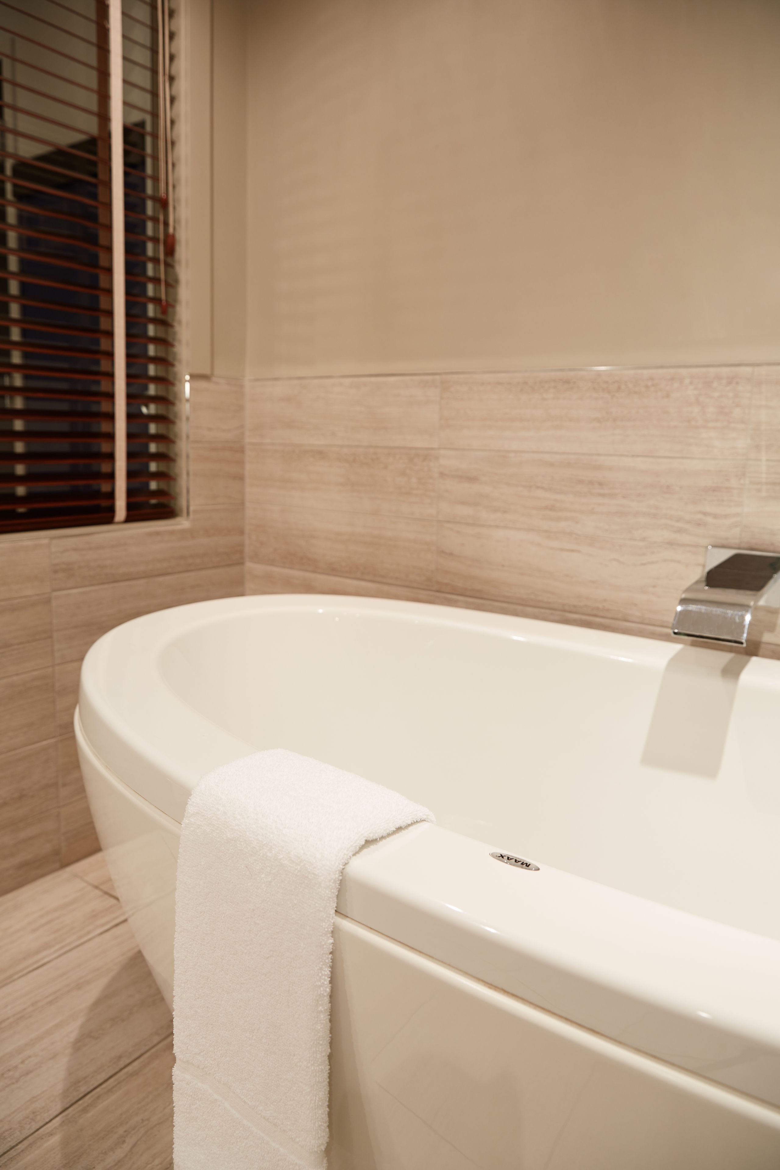 deluxe suite, 1 king bed | deep-soaking bathtub