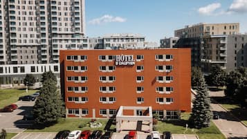 A multi-story hotel with a prominent sign reading "HOTEL LE DAUPHIN."