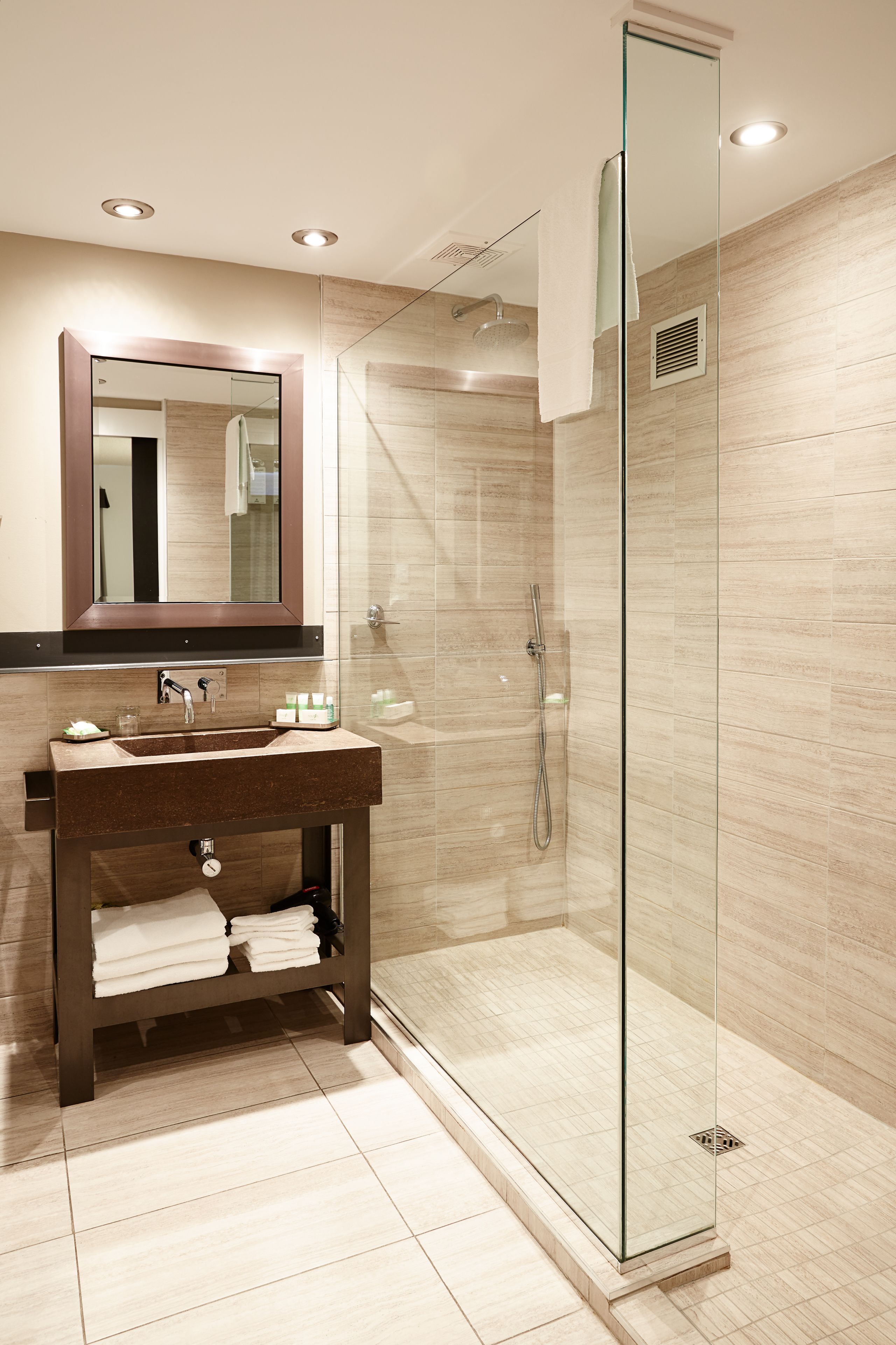 deluxe suite, 1 king bed | bathroom | shower, hair dryer, towels