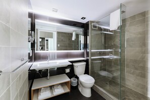 Een douche, een haardroger, handdoeken
