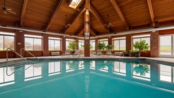 Indoor pool, sun loungers