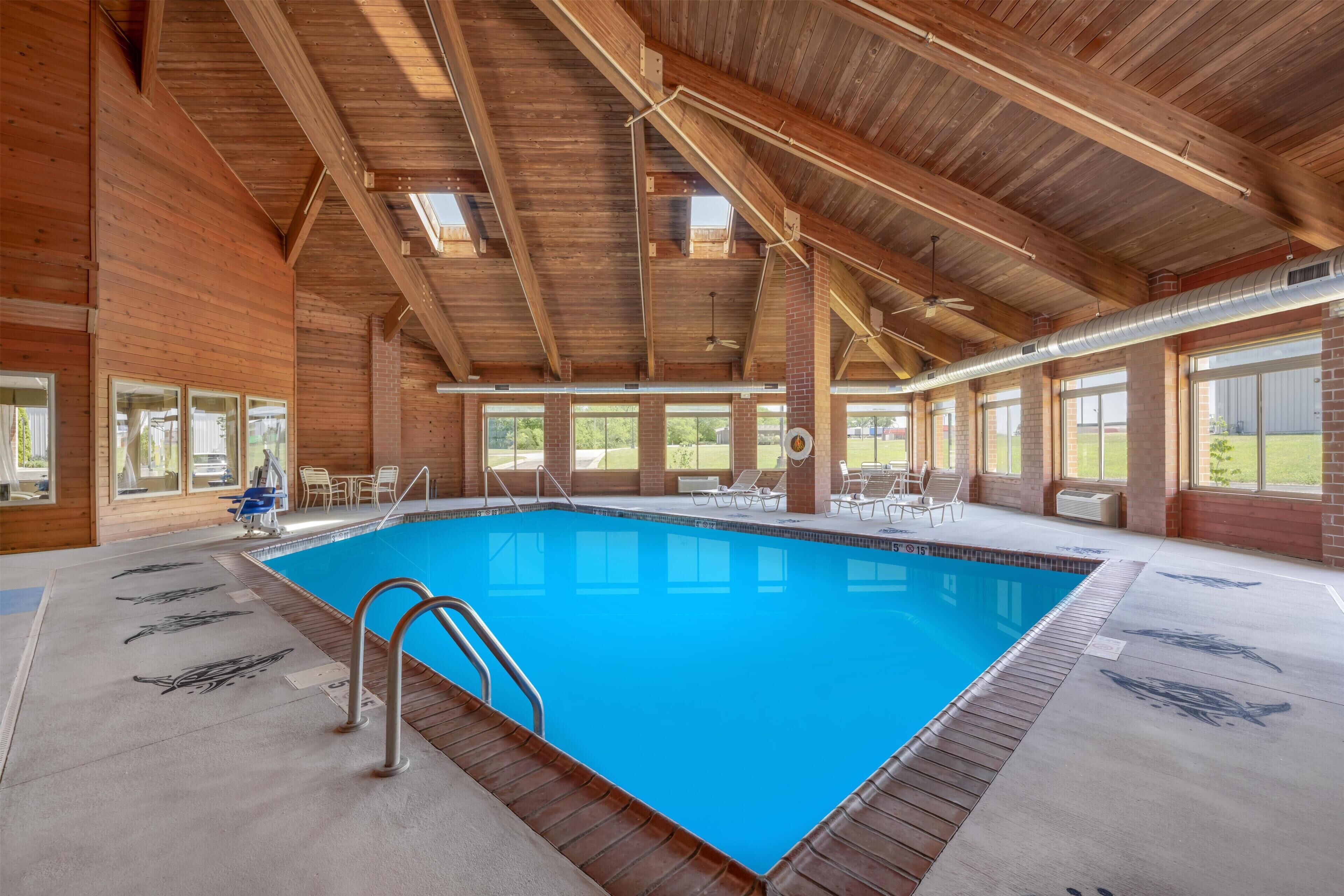 Indoor pool, sun loungers