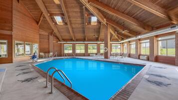 Indoor pool, sun loungers