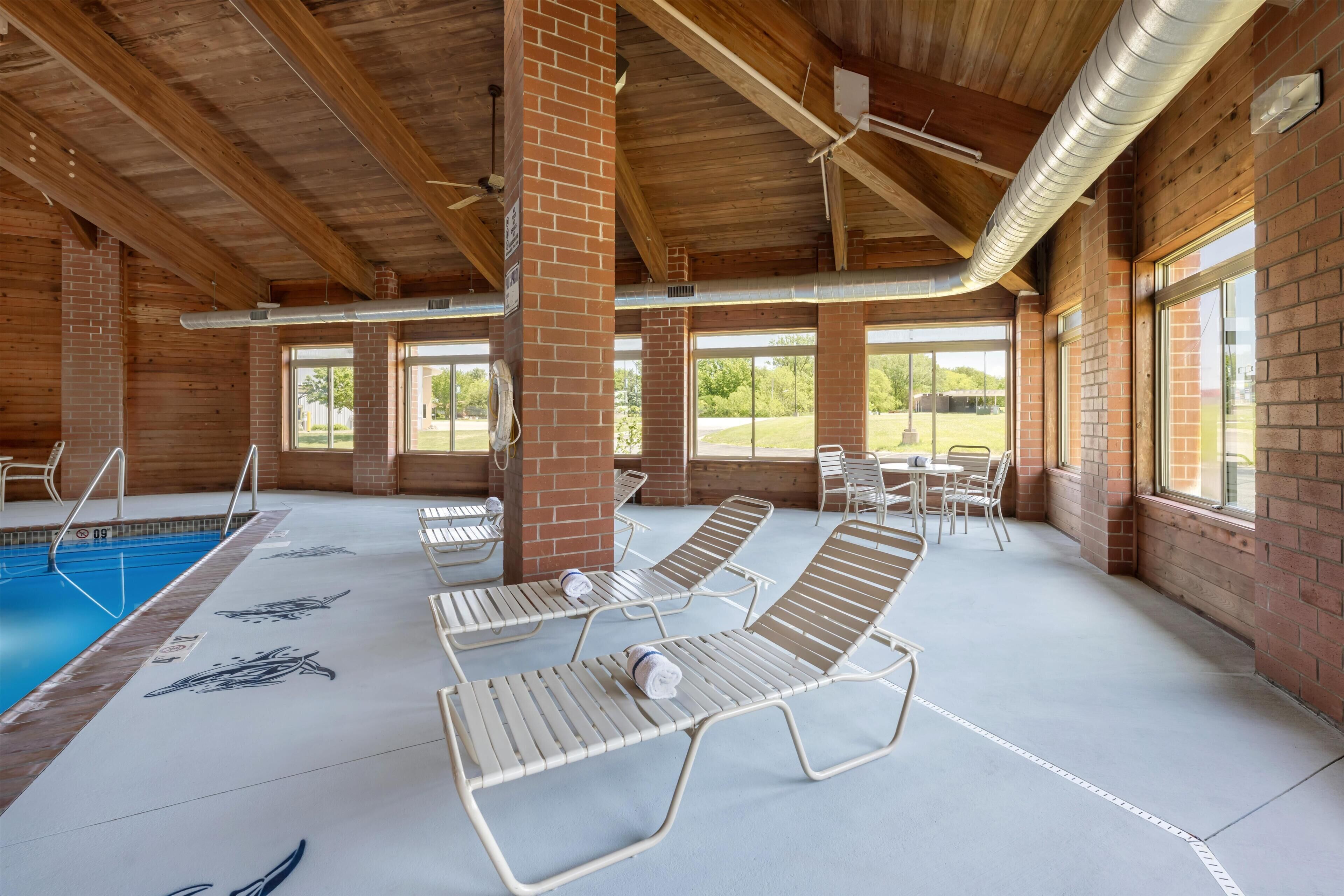 Indoor pool, sun loungers