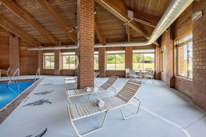 Piscine intérieure, chaises longues