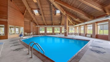 Indoor pool, sun loungers