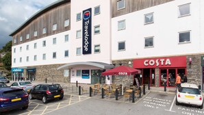 Ein Travelodge Hotel mit einem Costa Coffee im Erdgeschoss.