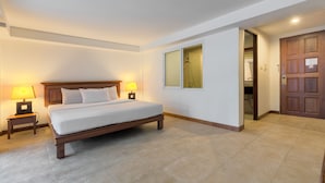 Deluxe Room Pool Side