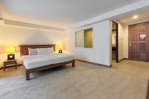 Deluxe Room Pool Side | Minibar, in-room safe, desk, blackout drapes - Leelawadee Boutique Hotel (Patong)