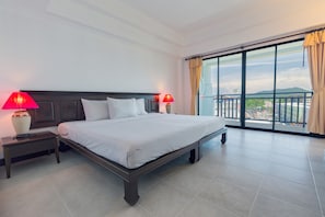 Minibar, caja de seguridad en la habitación y escritorio 