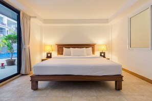Deluxe Room Pool Side | Minibar, Zimmersafe, Schreibtisch, Verdunkelungsvorhänge